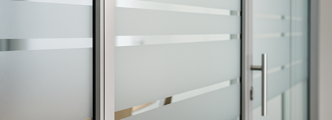 Eine elegante, transparente Trennwand in einem modernen Büro, die Privatsphäre und Raumteiler bietet.