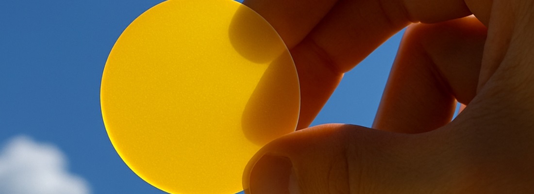 LED-Farbfolie in Gelb sorgt für ein sonniges Ambiente – perfekt für Büros, Cafés und Studios in Frankfurt, Mainz und Darmstadt.