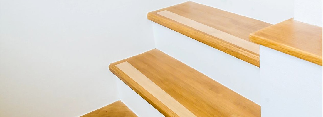 Holztreppe mit Anti-Rutsch-Folie in Hamburg