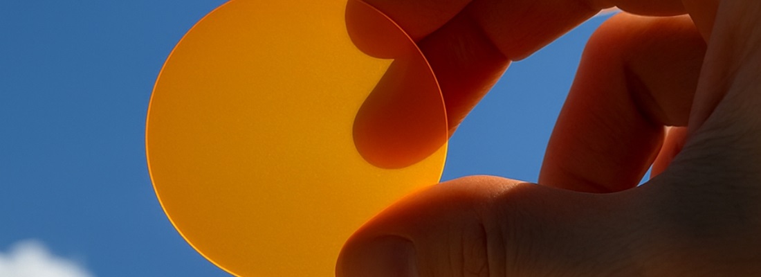 Selbstklebende LED-Filterfolie in Gelb sorgt für weiches, angenehmes Licht in Berlin, Potsdam und Leipzig – ideal für Küchen, Büros und Wohnräume.