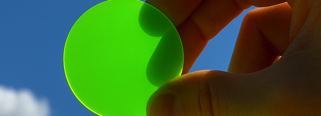 Selbstklebende LED-Farbfolie in Grün für kreative Raumgestaltung und umweltbewusstes Lichtdesign in Stuttgart, Mannheim und Karlsruhe.