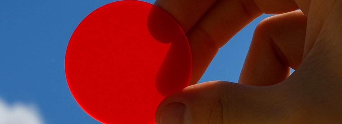 Rote LED-Filterfolie für LED-Spots, Wandleuchten und Lichtinstallationen – Anwendung in München, Augsburg und Regensburg.