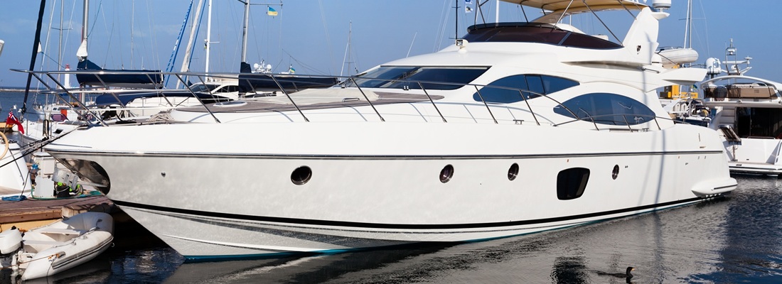 Luxusyacht im Hamburger Hafen, ausgestattet mit hochwertigen Zierstreifen für ein einzigartiges Design